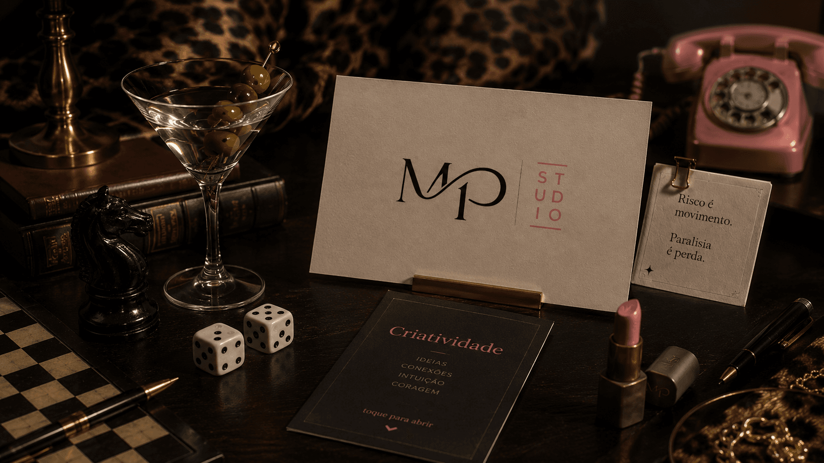 Still-life de Criatividade da MPStudio: estampa de oncinha, martini, dados, cavalo de xadrez e batom ao redor de um cartão 'Criatividade' com a lista ideias, conexões, intuição e coragem