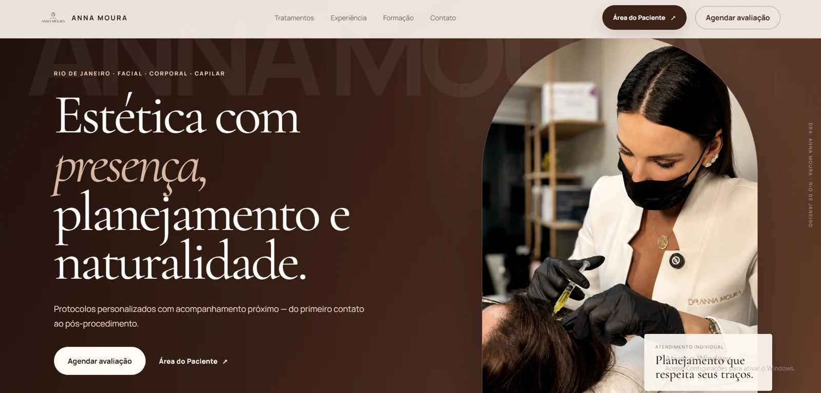 Site real da clínica Anna Moura, com sua identidade marrom e marfim