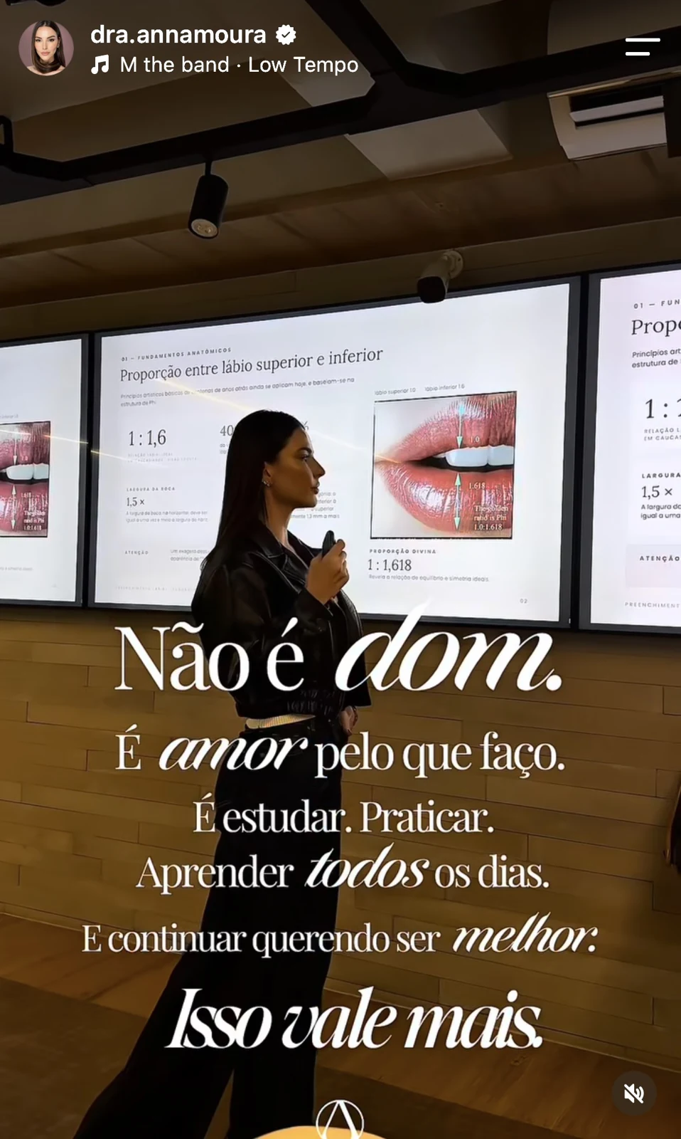 Story real de Anna Moura durante um evento profissional